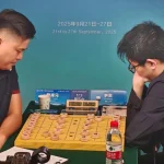 Lại Lý Huynh (trái) trong trận chung kết với Doãn Thăng tại nội dung cờ tiêu chuẩn nam chiều 27/9/2025, tại giải cờ tướng thế giới ở Thượng Hải, Trung Quốc