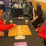 Lại Lý Huynh (trái) trước ván đấu với Mạnh Phồn Duệ ở vòng tám cờ nhanh, môn cờ tướng, Đại hội thể thao trí tuệ châu Á lần thứ nhất tại Trung tâm hội nghị triển lãm Suntec City, Singapore chiều 14/11/2025. Ảnh: Trần Ngọc Long