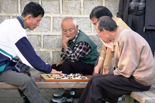 Người già chơi cờ tướng để nhớ lâu
